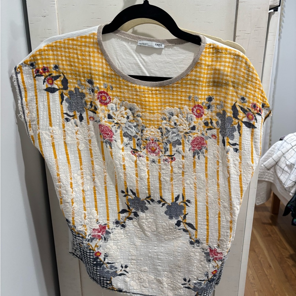 Zara Yellow and Gray Floral Short Sleeve Top